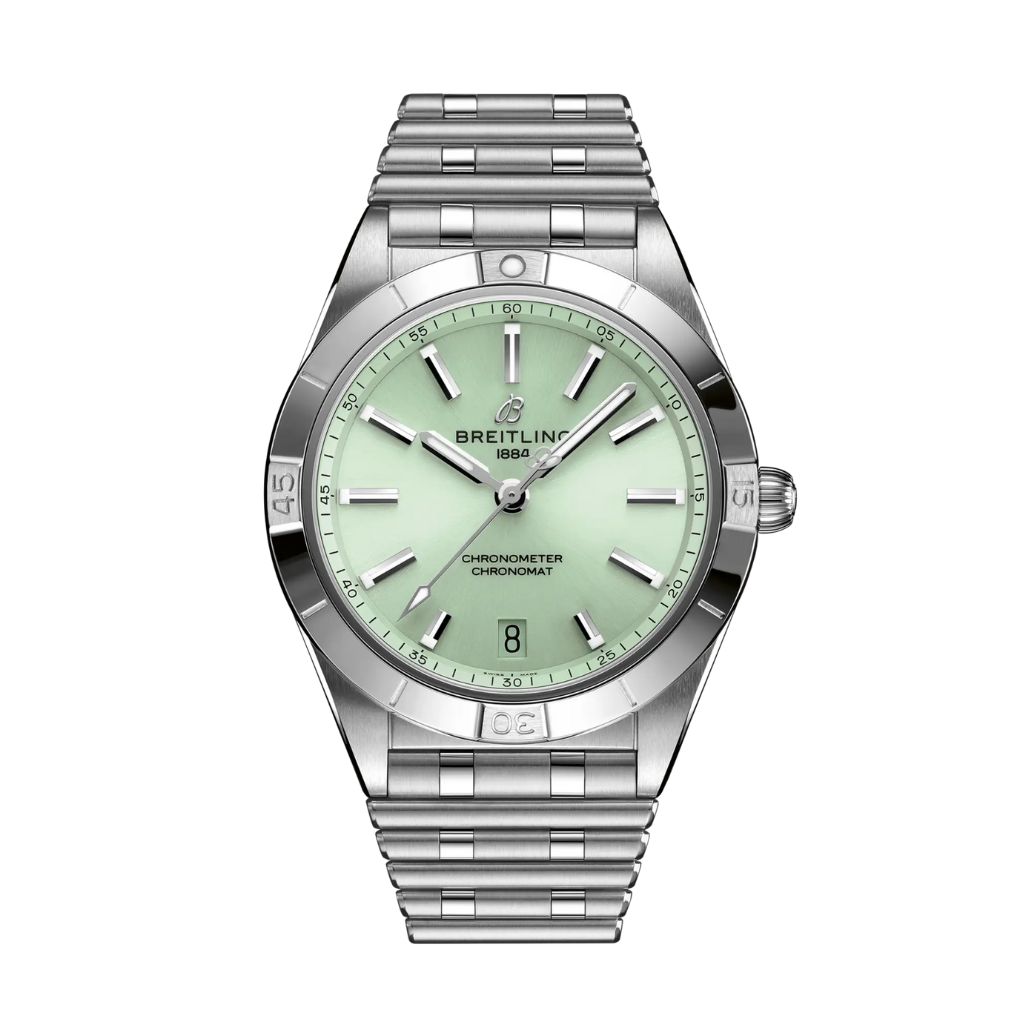 Blick von vorne auf die Breitling Chronomat 36 mit der Referenznummer Referenz A10380101L1A1 vor weißem Hintergrund.