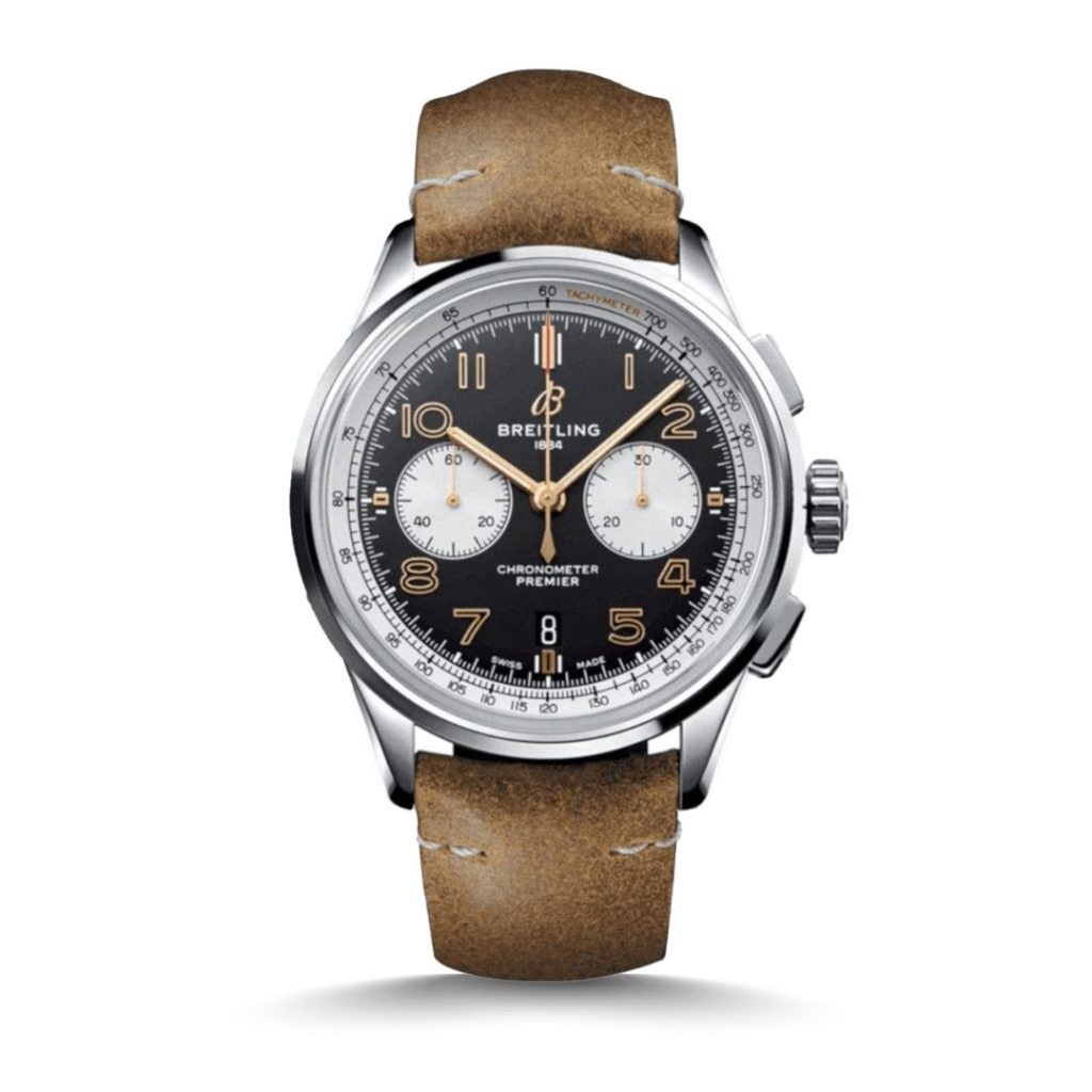 Breitling Premier B01 Chronograph 42 Norton Referenz AB0118A21B1X1 mit schwarzem Zifferblatt am braunen Lederarmband stehend vor weißem Hintergrund