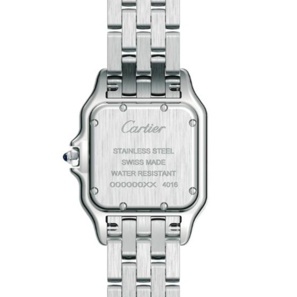 Blick auf die Rückseite der Cartier Panthère mit der Referenznummer WSPN0015 auf weißem Hintergrund.