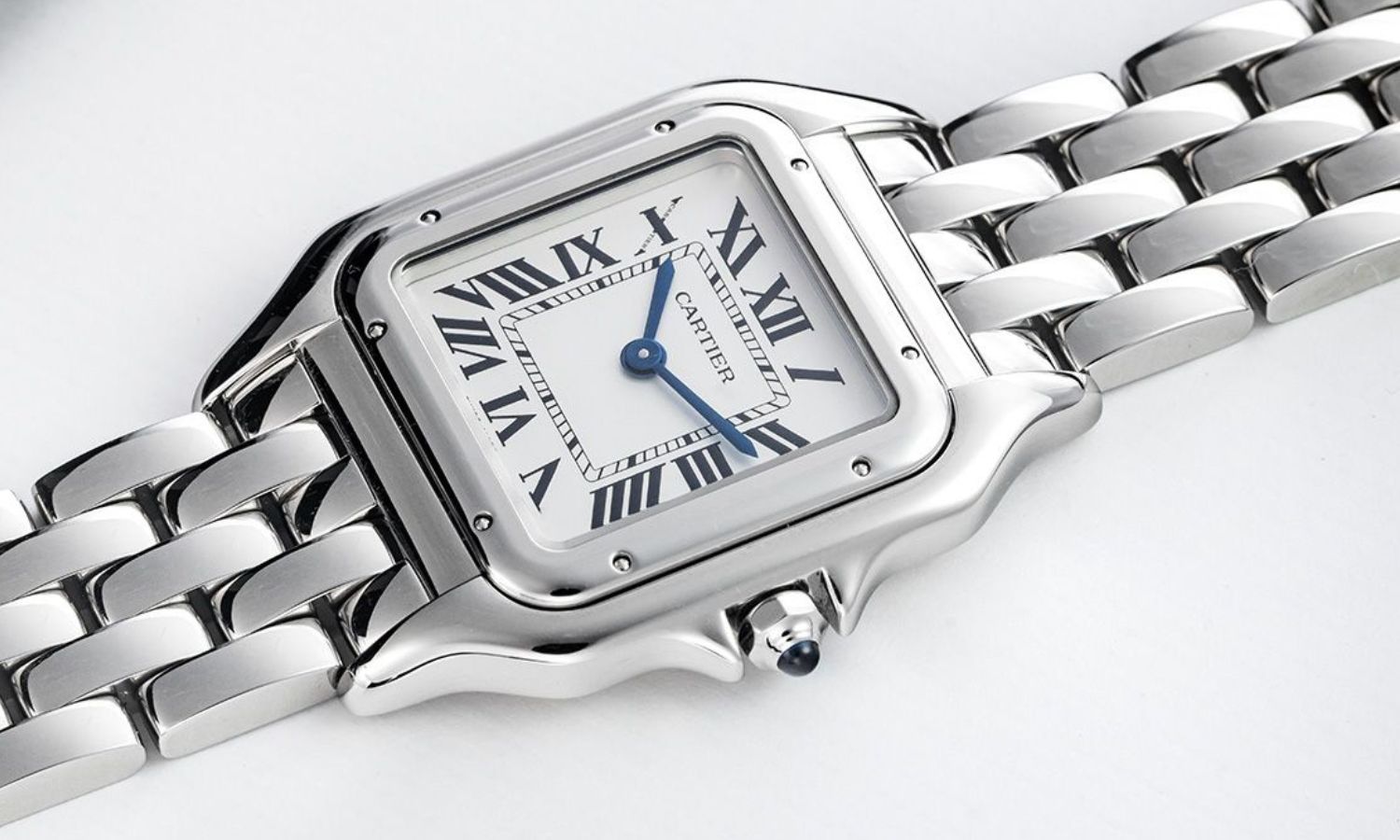 Seitlicher Blick auf die Cartier Panthère mit der Referenznummer WSPN0015 auf weißem Hintergrund.