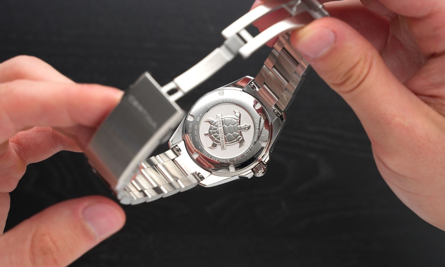 Gehäuseboden der Certina DS Action Diver 40,5mm Powermatic 80 Referenz: C048.407.11.051.01 mit einer abgebildeten Schildkröte