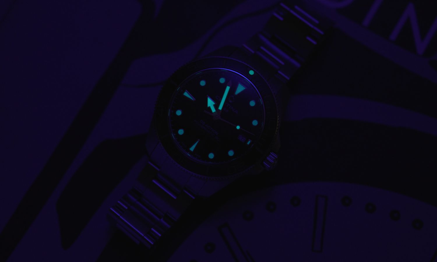 Super-LumiNova BG W9 der Certina DS Action Diver 40,5mm Powermatic 80 Referenz: C048.407.11.051.01 abgebildet im Dunkeln mit leuchtenden Zeigern und Indizes