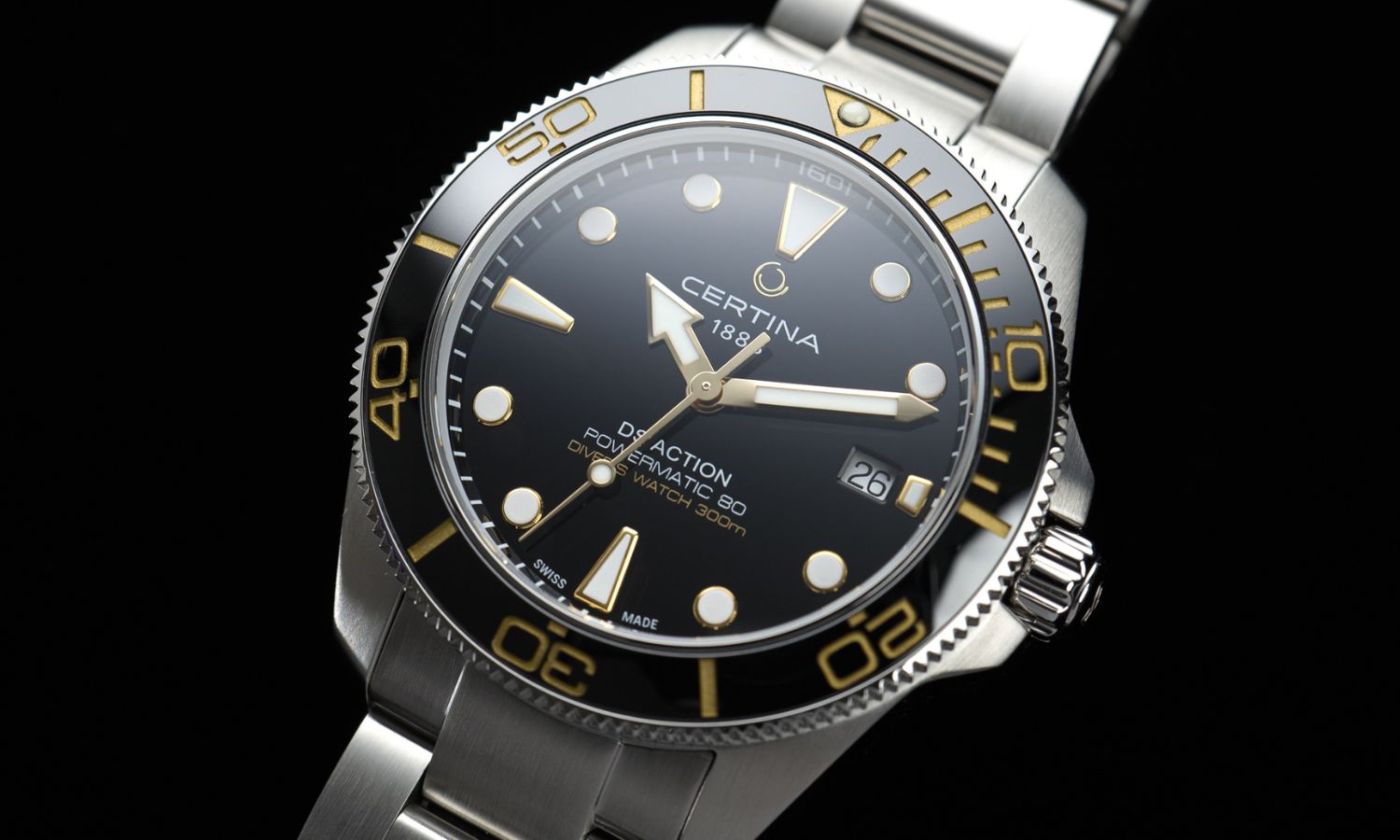 Nahaufnahme des schwarzen Zifferblatts der Certina DS Action Diver 40,5mm Powermatic 80 Referenz: C048.407.11.051.01 abgebildet vor schwarzem Hintergrund