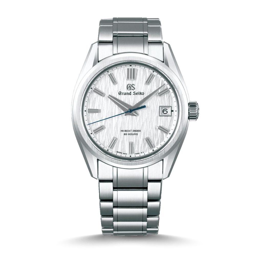 Grand Seiko Evolution 9 Automatik White Birch Referenz SLGH005 mit weißem Zifferblatt am Edelstahlarmband stehend vor weißem Hintergrund