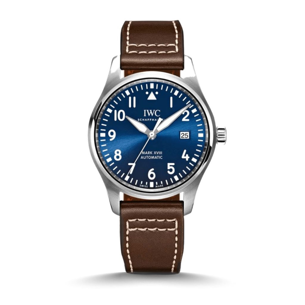 IWC Schaffhausen Pilot's Watch Mark XVIII Edition Le Petit Prince Referenz IW327010 mit blauem Zifferblatt am brauen Lederarmband stehend vor weißem Hintergrund