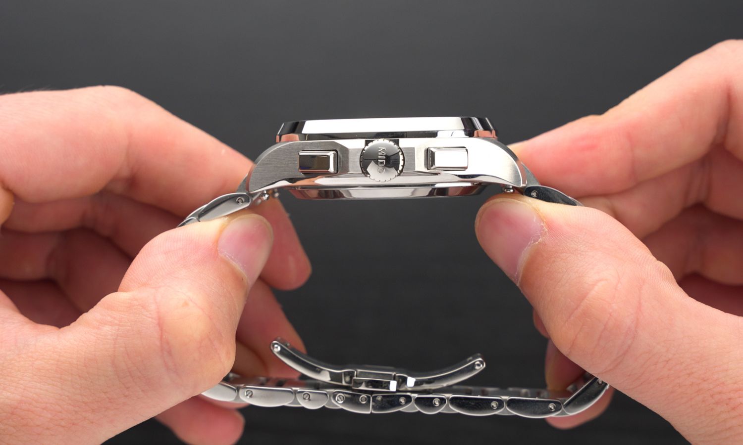 Seitlicher Blick auf das Gehäuse und das Edelstahlarmband des Mido Multifort TV Chronographen