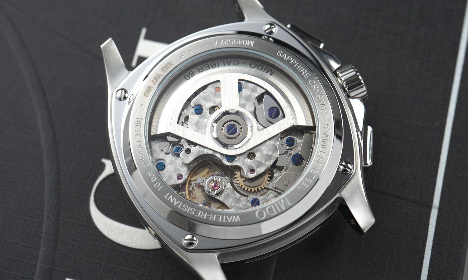Das Mido Kaliber 60 Uhrwerk des Mido Multifort TV Chronographen abgebildet vor schwarzem Hintergrund