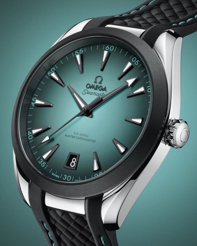 Frontansicht des Gehäuses und des türkisen Zifferblatts der OMEGA Seamaster Aqua Terra Türkis