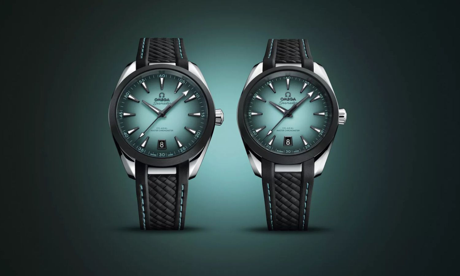 Die OMEGA Seamaster Aqua Terra Modelle mit den Referenzen 220.32.41.21.03.001 und 220.32.38.20.03.001 mit türkisem Zifferblatt am schwarzen Kautschukarmband stehend vor schwarz-türkisem Hintergrund