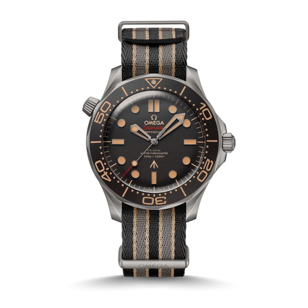 OMEGA Seamaster Diver 300M 42 James Bond Titan Referenz 210.92.42.20.01.001 mit schwarzem Zifferblatt am NATO-Band stehend vor weißem Hintergrund