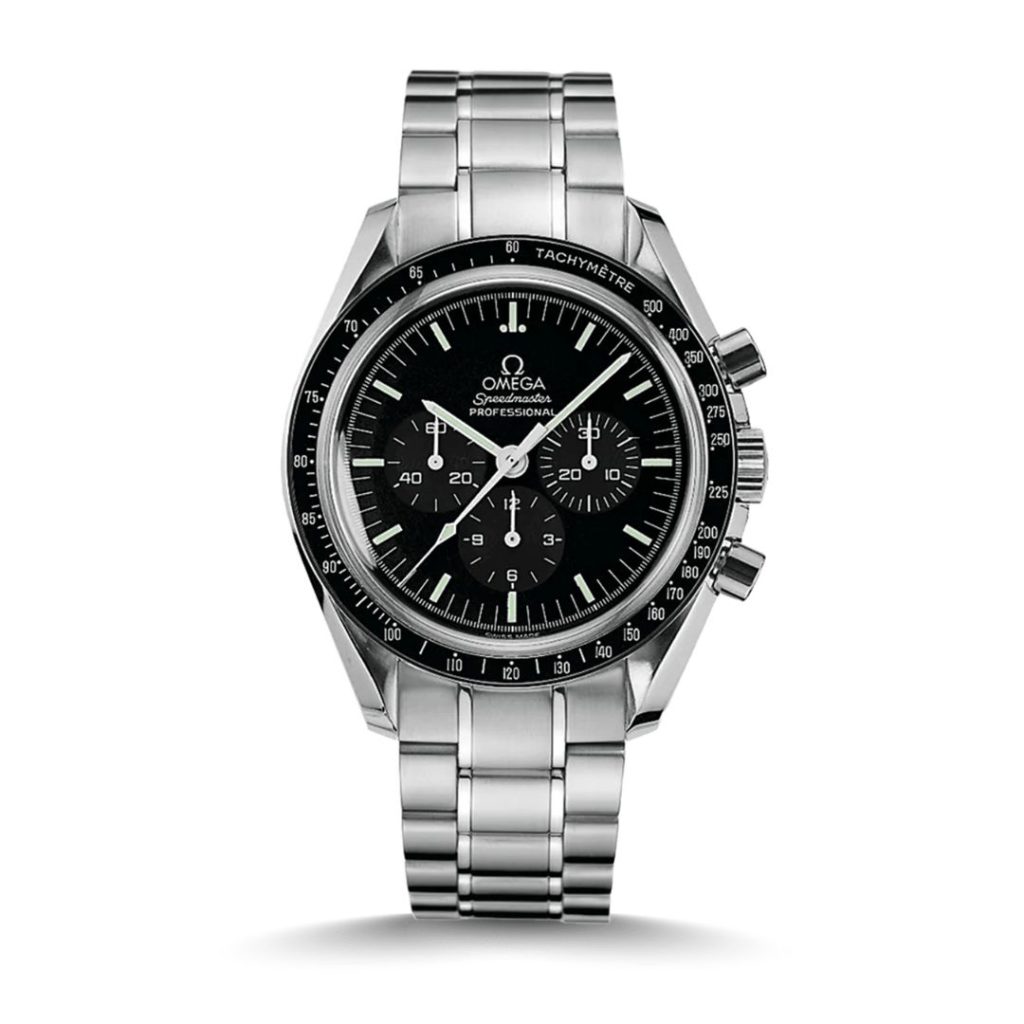 OMEGA Speedmaster Moonwatch Referenz 3570.50.00 mit schwarzem Zifferblatt am Edelstahlarmband stehend vor weißem Hintergrund