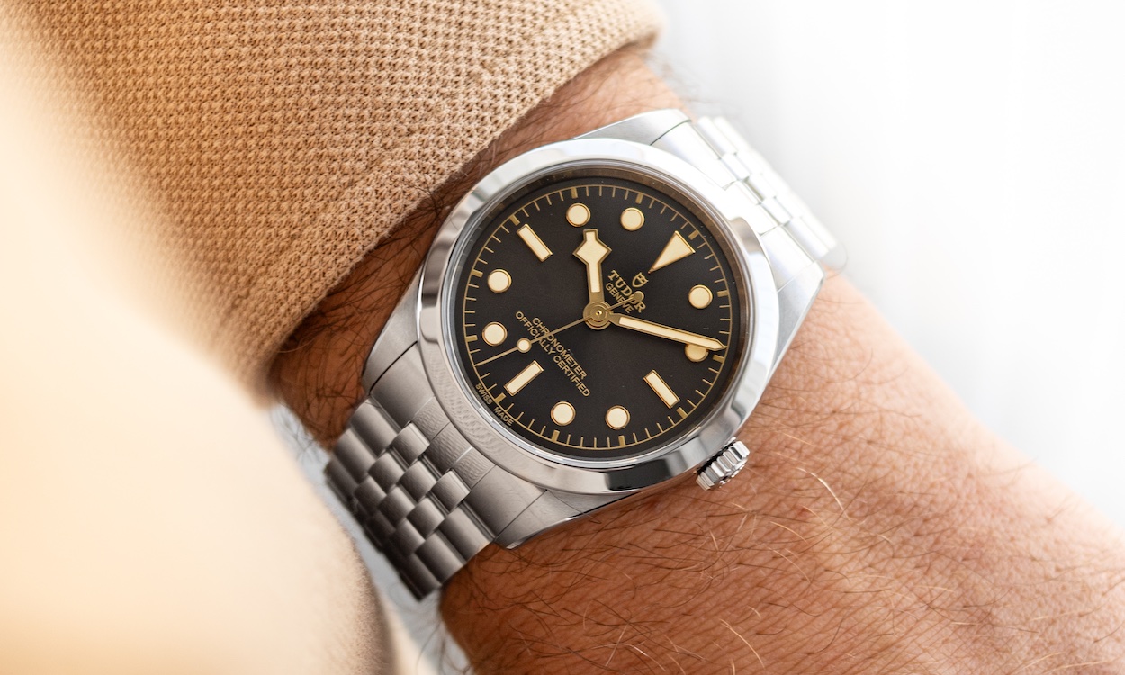 TUDOR Black Bay 39 in Nahaufnahme am Handgelenk eines Mannes