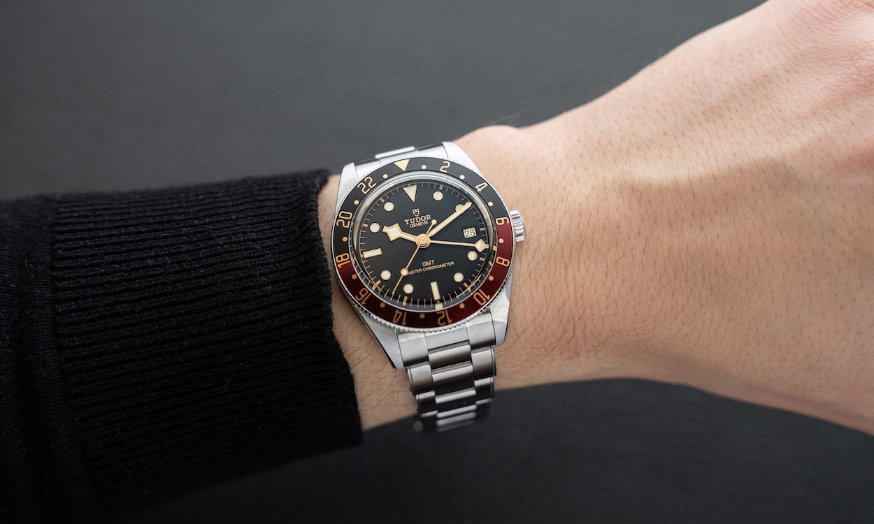 TUDOR Black Bay 58 GMT mit schwarz roter Lünette am Handgelenk eines Mannes