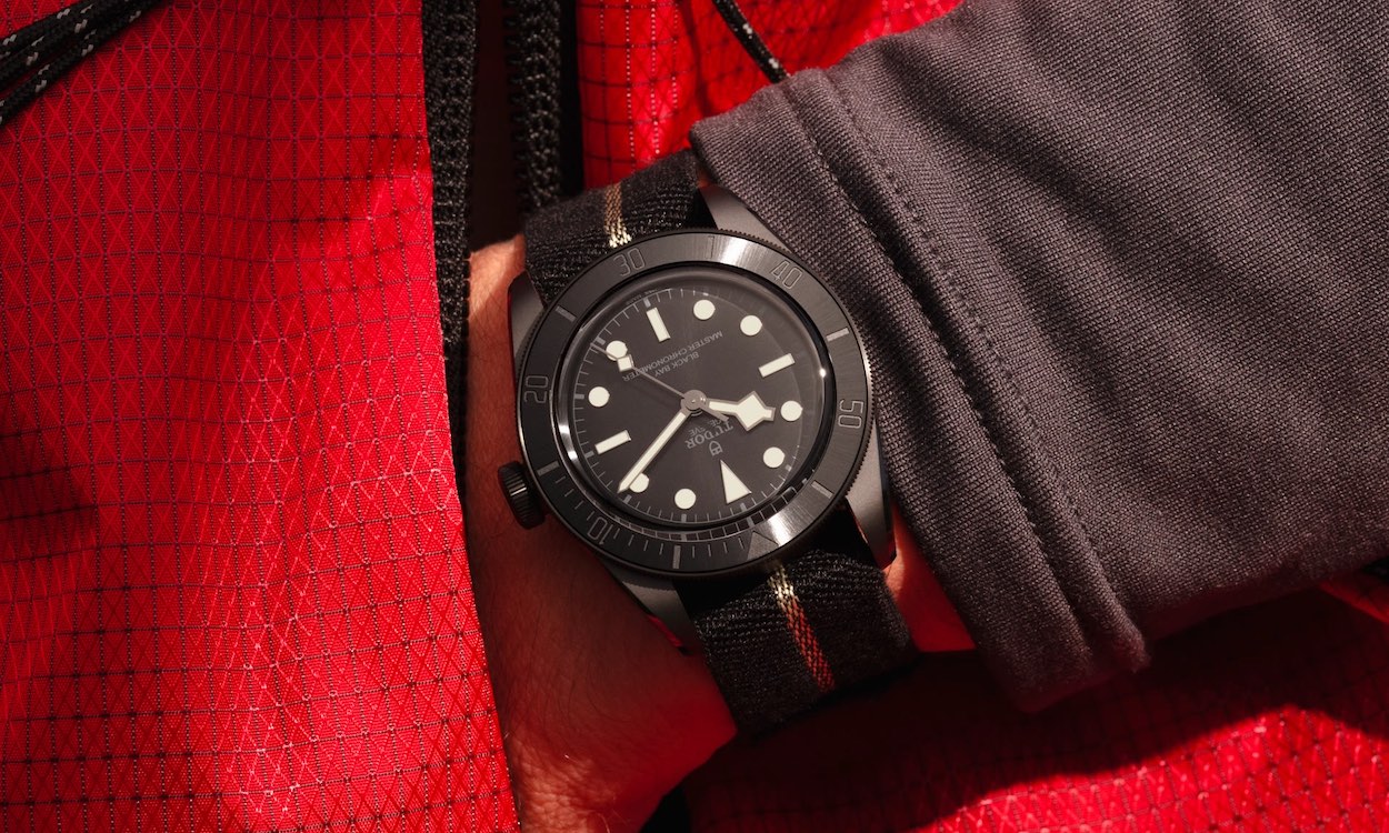 TUDOR Black Bay Ceramic am Handgelenk eines Mannes in Nahaufnahme