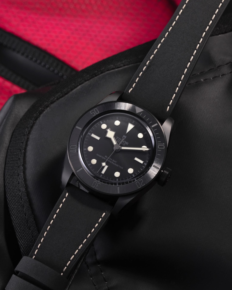 TUDOR Black Bay Ceramic liegend auf schwarzem Untergrund