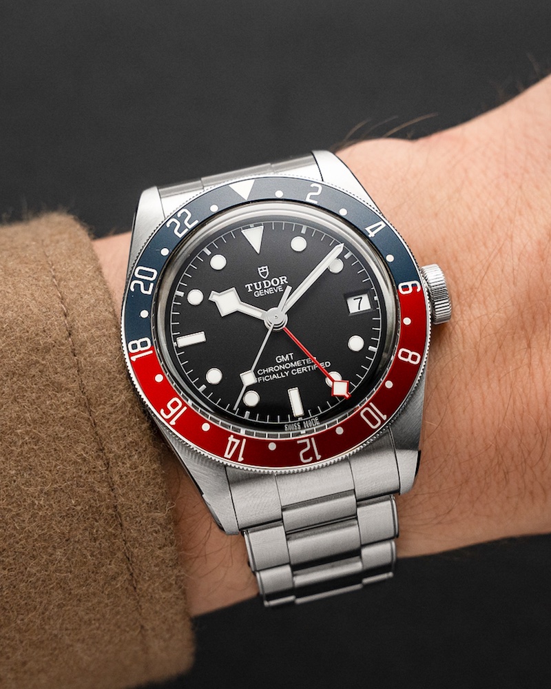 Wristshot der TUDOR Black Bay GMT am Handgelenk eines Mannes