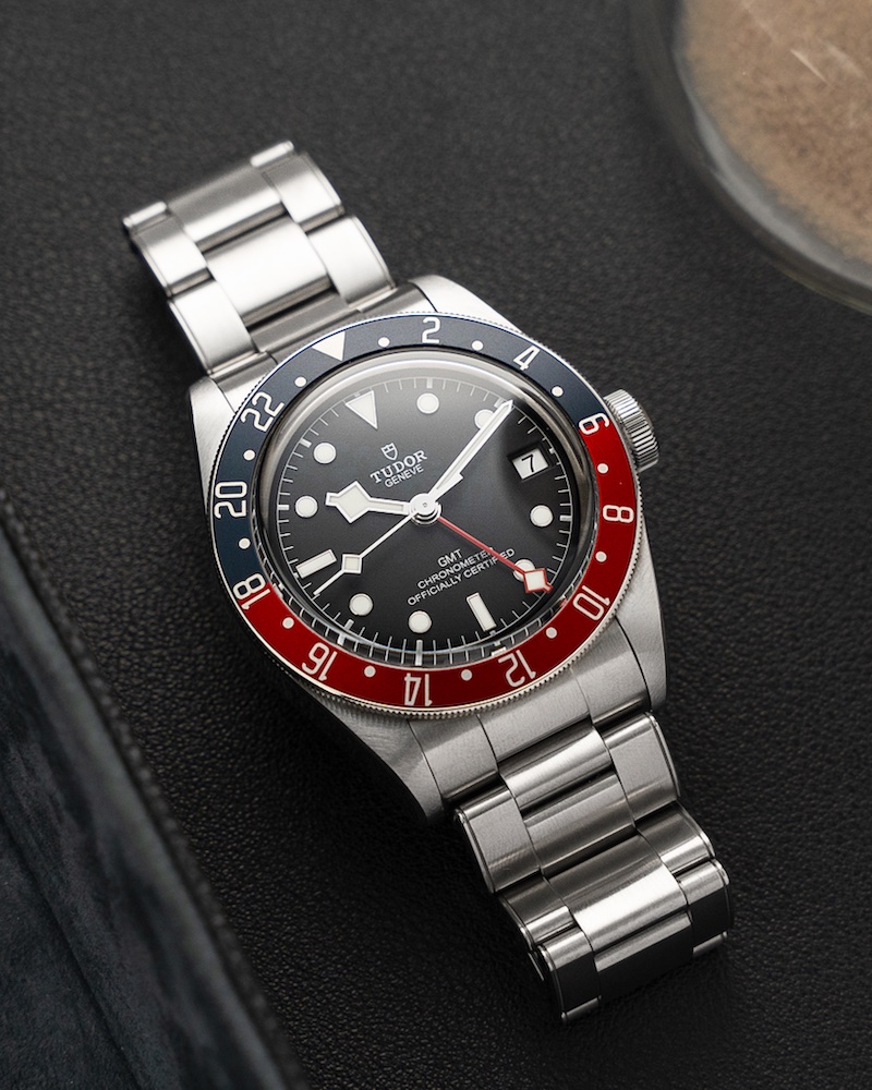 TUDOR Black Bay GMT liegend auf schwarzer Unterlage