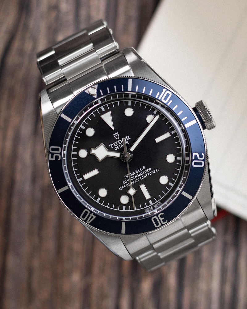 Vorderseite der TUDOR Black Bay Heritage mit blauem Zifferblatt
