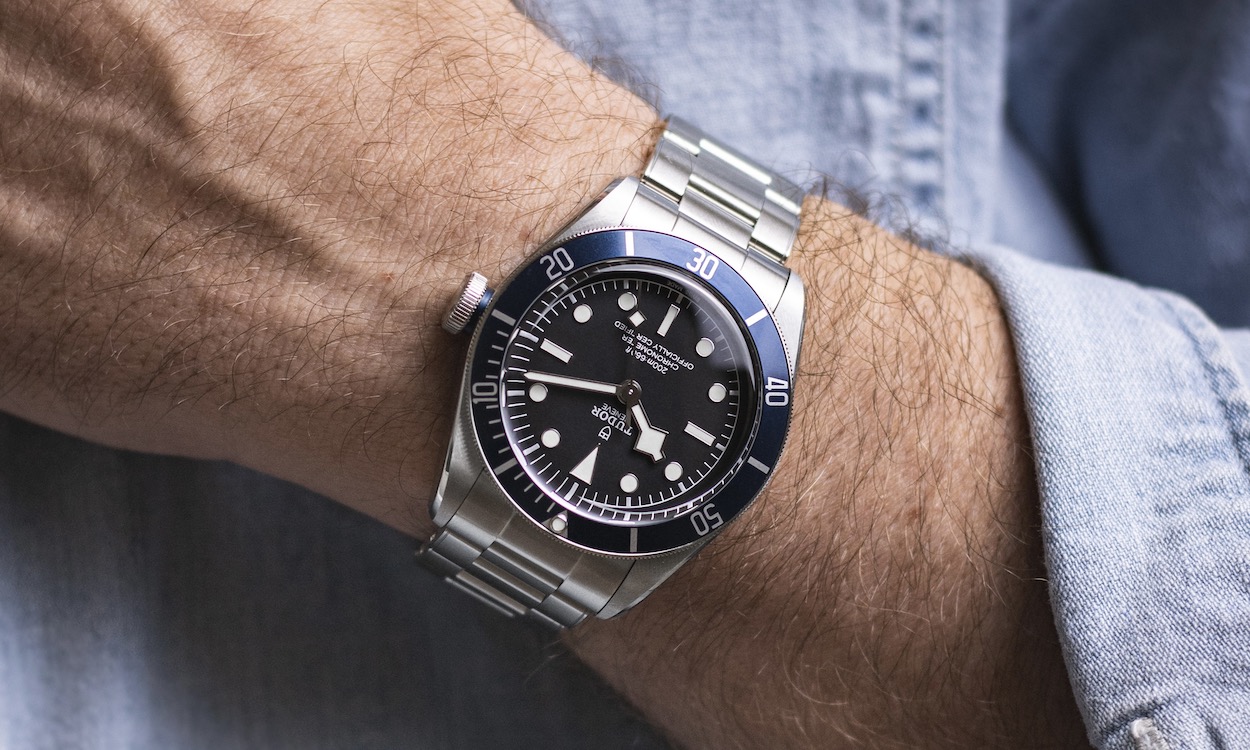 Wristshot der TUDOR Black Bay Heritage am Handgelenk eines Mannes mit Jeansjacke