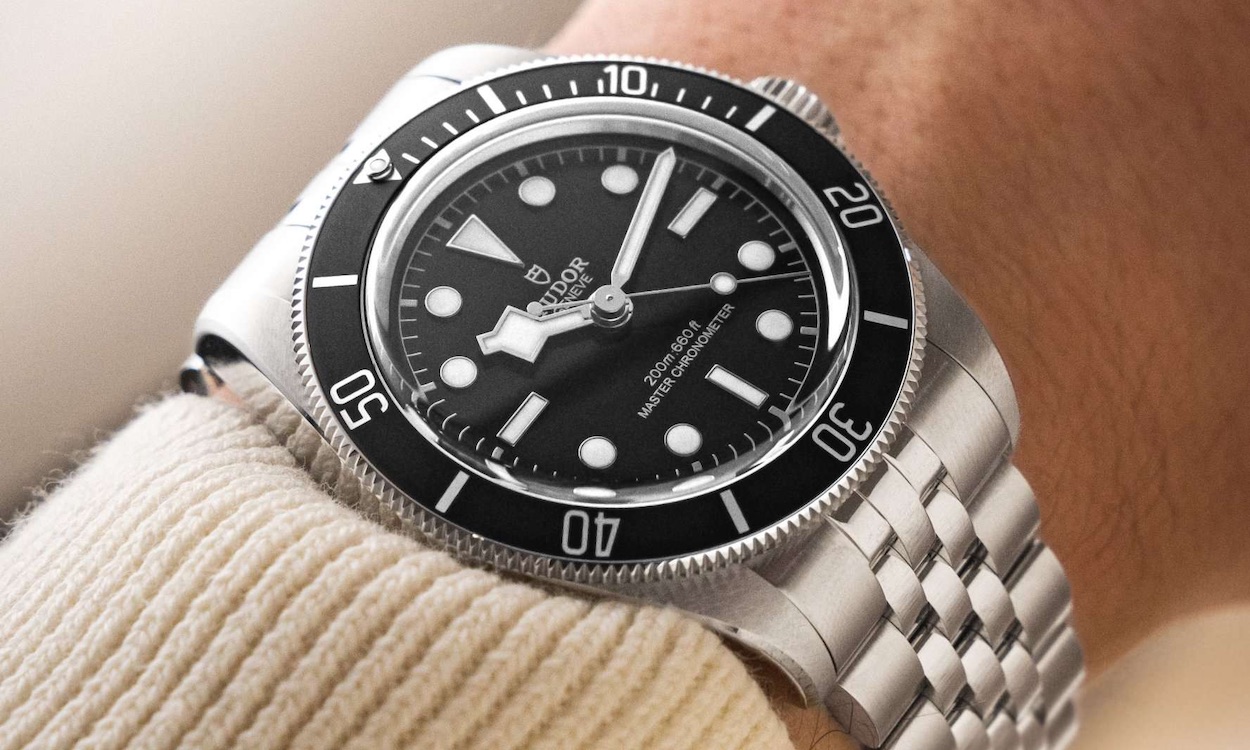 TUDOR Black Bay mit schwarzem Zifferblatt und schwarzer Lünette in Nahaufnahme am Handgelenk eines Mannes