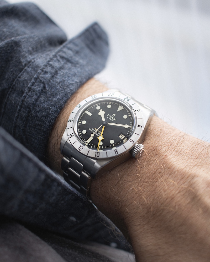 TUDOR Black Bay Pro am Handgelenk eines Mannes in Nahaufnahme