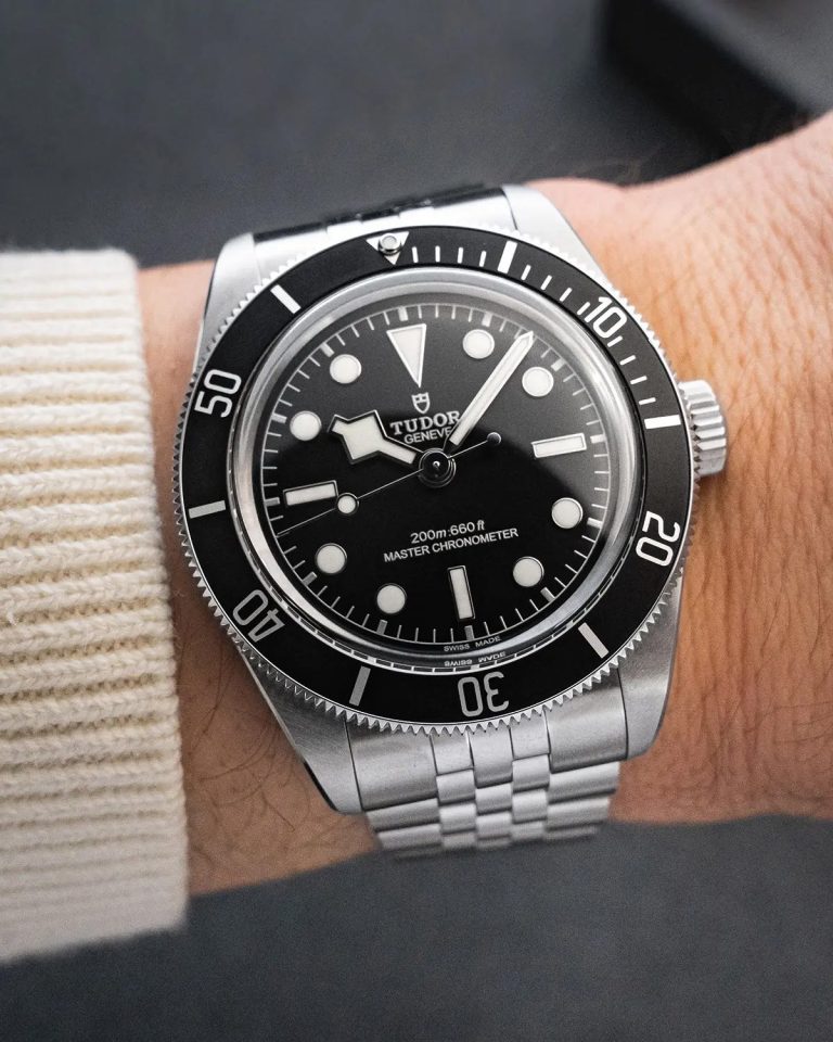 TUDOR Black Bay mit schwarzem Zifferblatt am Handgelenk eines Mannes