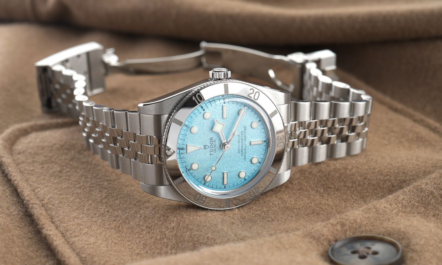 Seitlicher Blick auf die TUDOR Black Bay 54 Lagoon Blue mit der Referenz m79000-0001, die auf einer Jacke liegt.