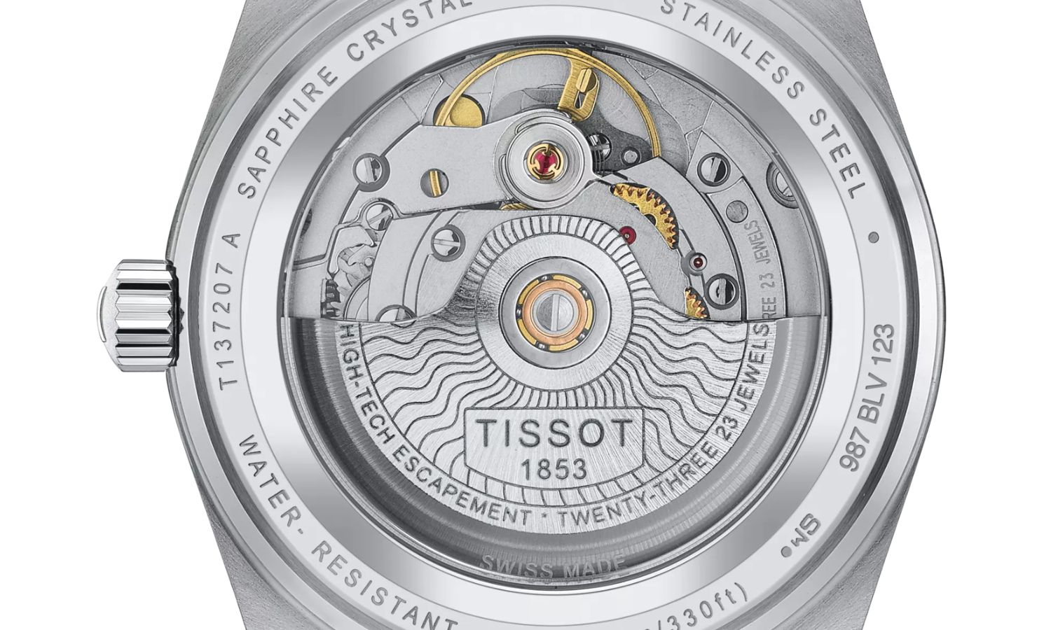 Nahaufnahme der Rückseite der Tissot PRX mit der Referenz T137.207.11.351.00 vor weißem Hintergrund.