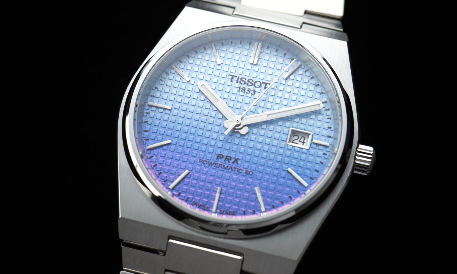 Nahaufnahme des blau-violetten Zifferblatts der Tissot PRX Powermatic 80 Gradient Referenz T137.407.11.351.01 vor schwarzem Hintergrund