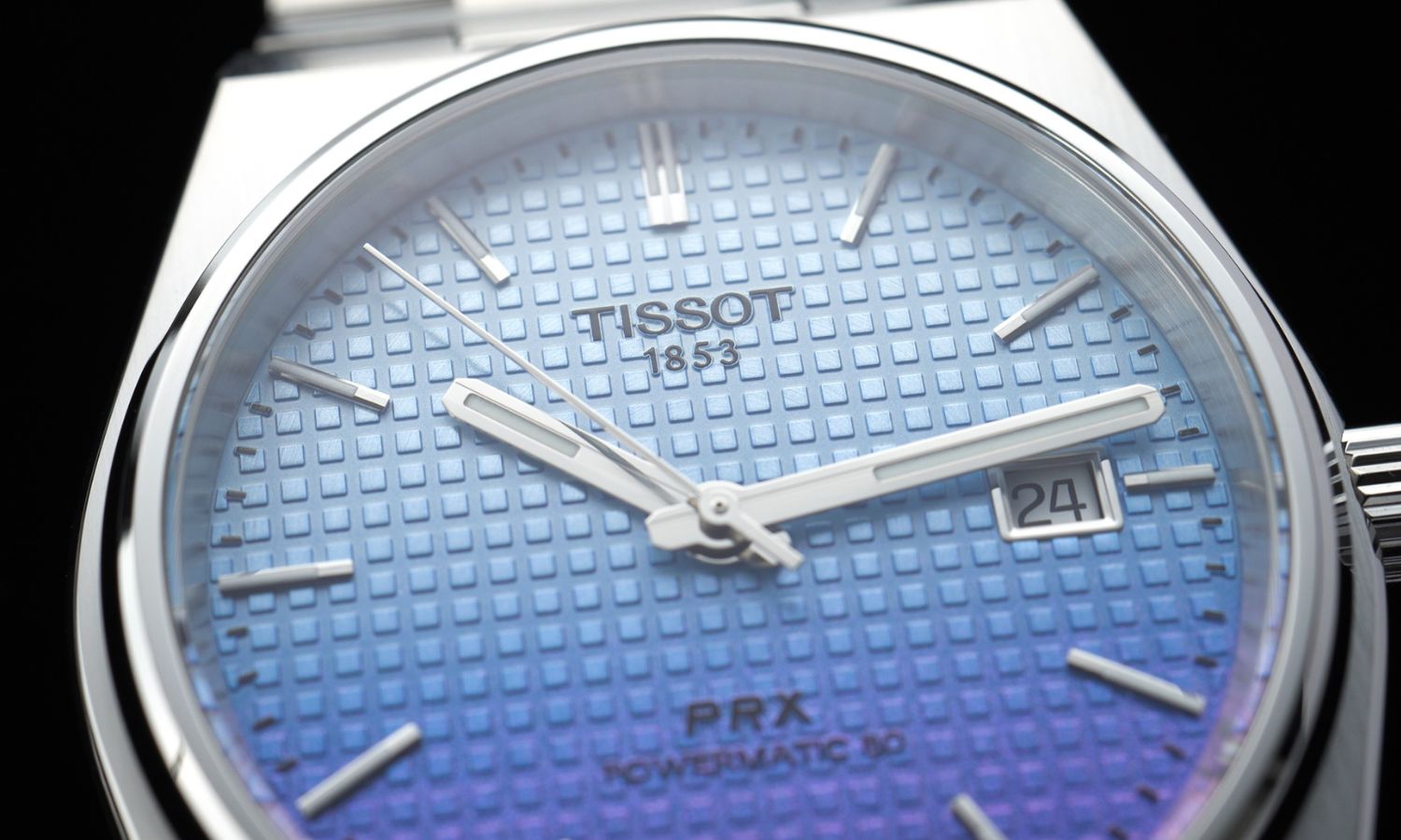 Nahaufnahme des blau-violetten Zifferblatts der Tissot PRX Powermatic 80 Gradient Referenz T137.407.11.351.01 vor schwarzem Hintergrund