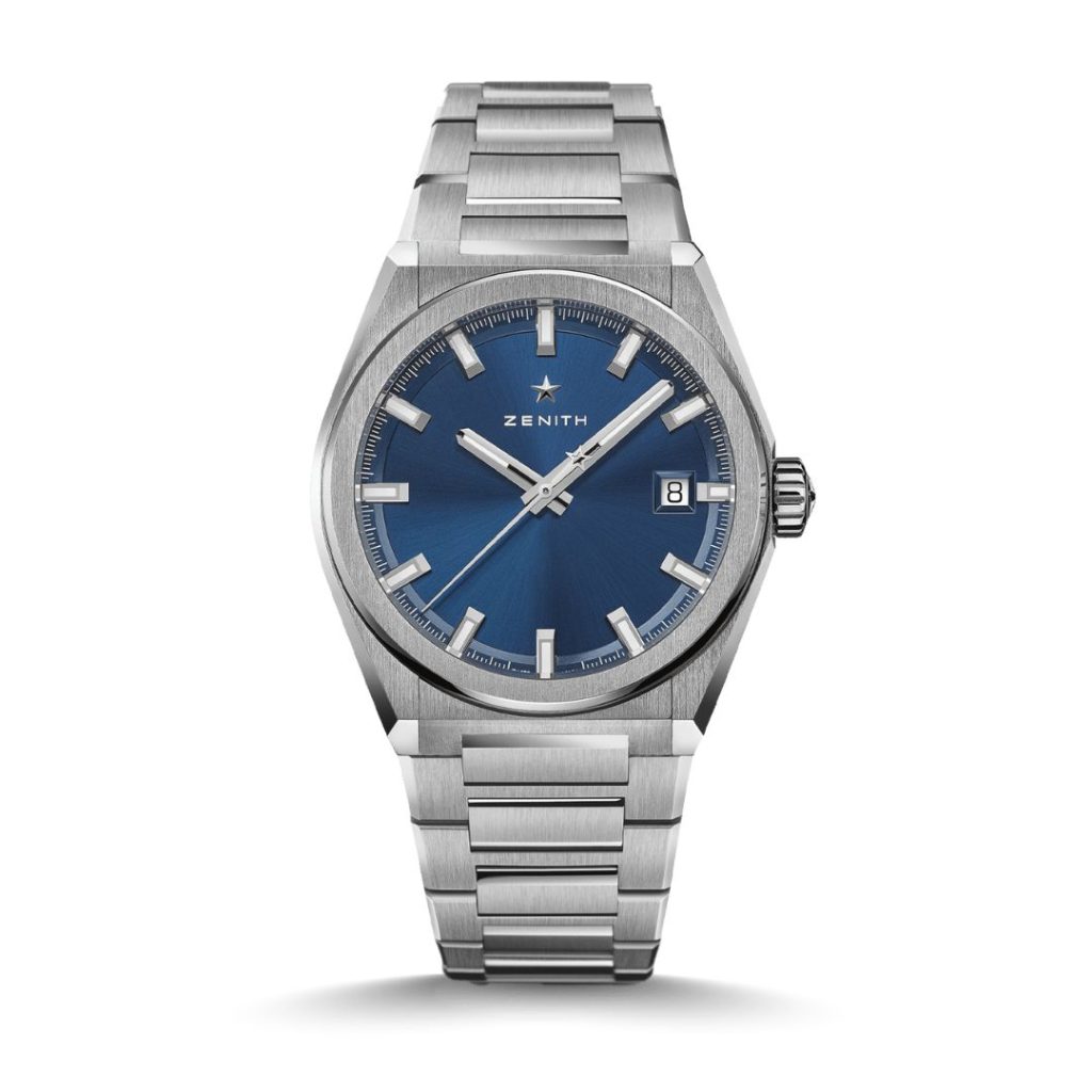 Zenith Defy Classic Referenz 95.9000.670.51.M9000 mit blauem Zifferblatt am Titanarmband stehend vor weißem Hintergrund