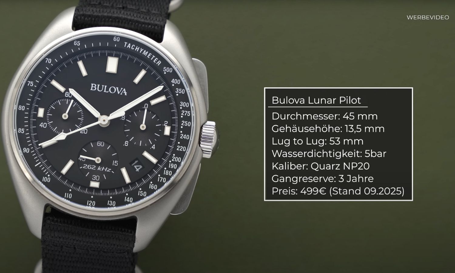 Bulova Lunar Pilot mit schwarzem Zifferblatt am schwarzen NATO-Band stehend vor dunkelgrünem Hintergrund mit zusätzlich abgebildetem Datenblatt zu der Uhr