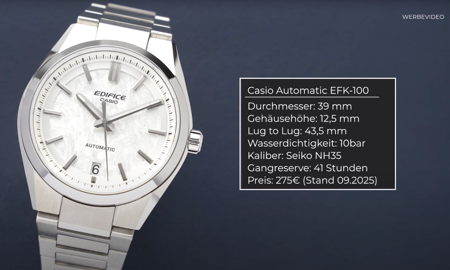 Casio Automatic EFK-100 mit weißem Zifferblatt am Edelstahlarmband stehend vor blauem Hintergrund mit zusätzlich abgebildetem Datenblatt zu der Uhr
