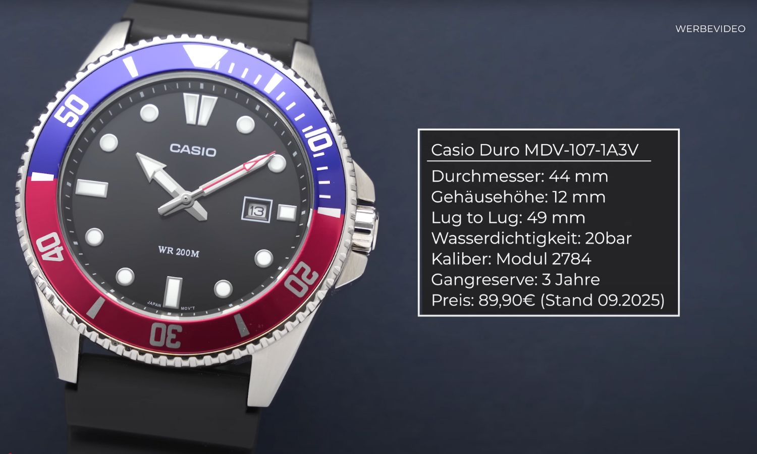 Casio Duro MDV-107-1A3V mit schwarzem Zifferblatt am schwarzen Kunststoffarmband stehend vor dunkelblauem Hintergrund mit zusätzlich abgebildetem Datenblatt zu der Uhr