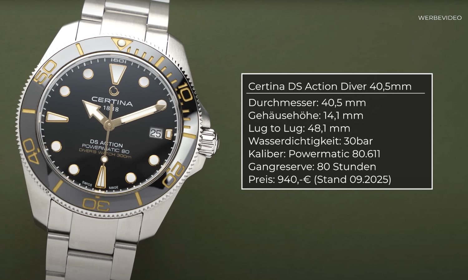 Certina DS Action Diver 40,5mm mit schwarzem Zifferblatt am Edelstahlarmband stehend vor dunkelgrünem Hintergrund mit zusätzlich abgebildetem Datenblatt zu der Uhr