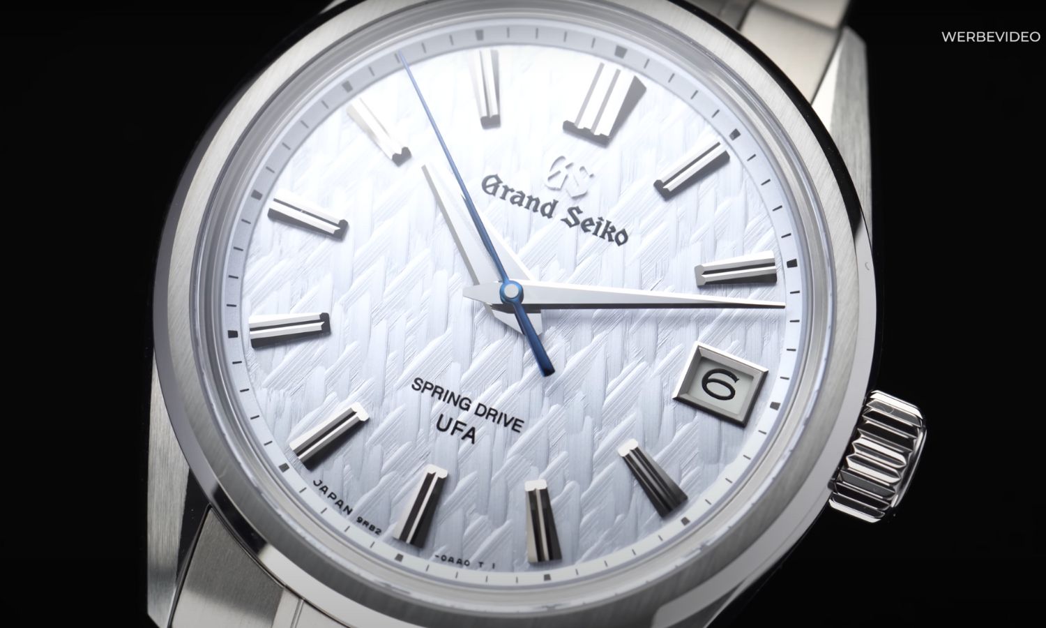 Nahaufnahme des hellblauen Zifferblatts der Grand Seiko Evolution 9 SLGB003 Ice Forest abgebildet vor schwarzem Hintergrund