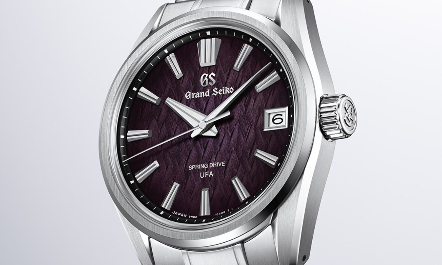 Das violette Zifferblatt der Grand Seiko SLGB005 „Violet Dawn“ am Edelstahlarmband von vorne abgebildet vor weißem Hintergrund