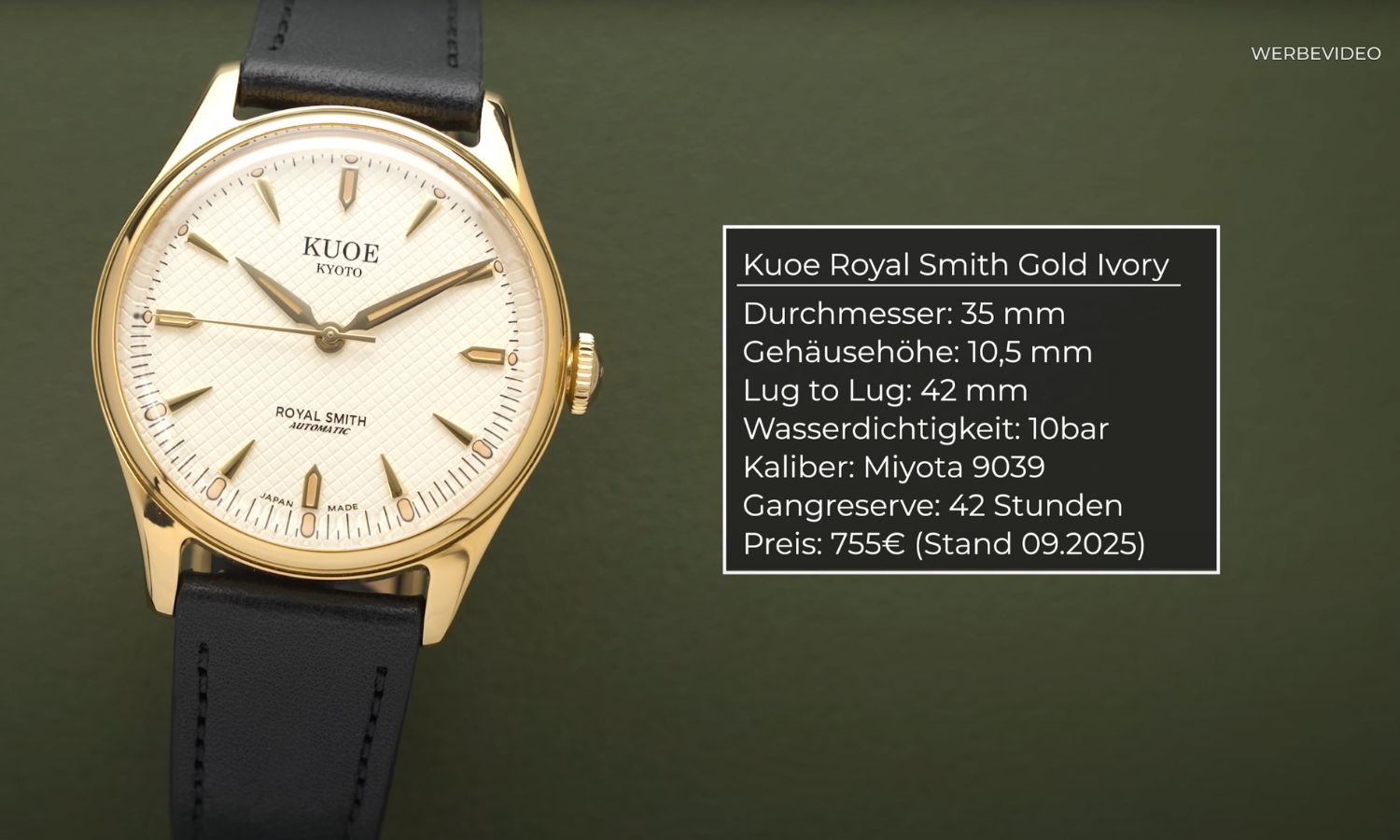 Kuoe Royal Smith Gold Ivory mit cremefarbenem Zifferblatt am schwarzen Lederarmband stehend vor dunkelgrünem Hintergrund mit zusätzlich abgebildetem Datenblatt zu der Uhr
