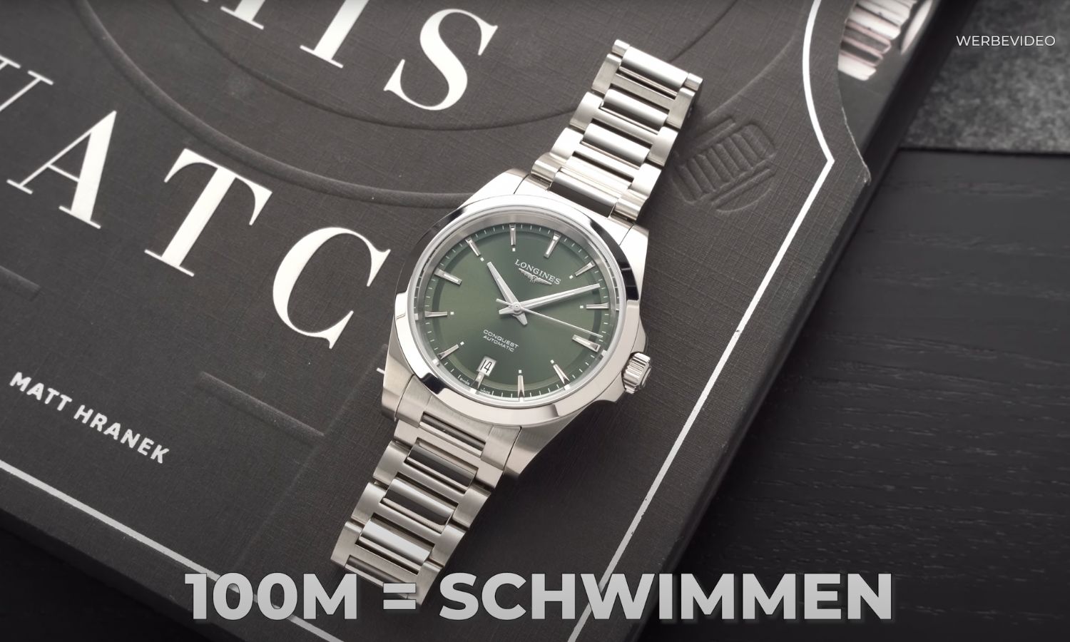 Longines Conquest mit grünem Zifferblatt am Edelstahlarmband liegend vor schwarzem Hintergrund mit weißen Schriftzügen und mit Angabe der Wasserdichtigkeit