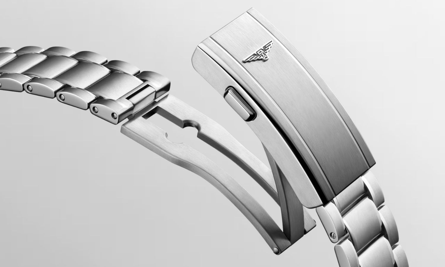 Longines Edelstahlarmband mit Faltschließe und Mikro-Verstellsystem abgebildet vor weißem Hintergrund