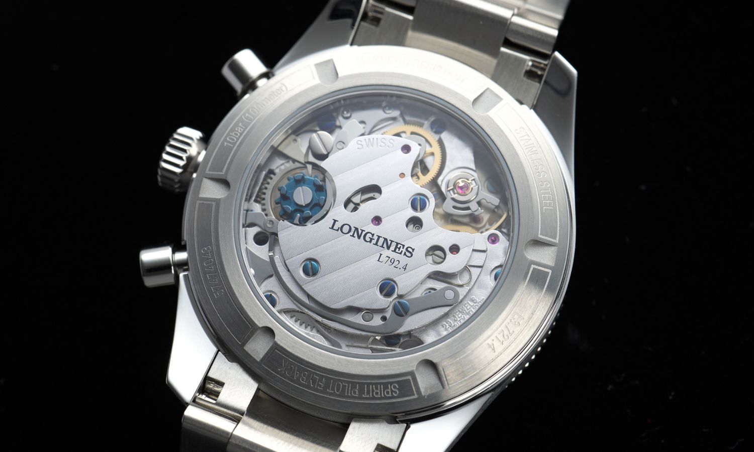 Gehäuseboden des Longines Spirit Pilot Flyback Chronographen mit Blick auf das Longines Kaliber L792 Uhrwerk abgebildet vor schwarzem Hintergrund