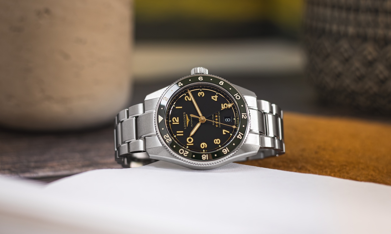 Longines Spirit Zulu Time 39 liegend auf hellem Untergrund in Nahaufnahme