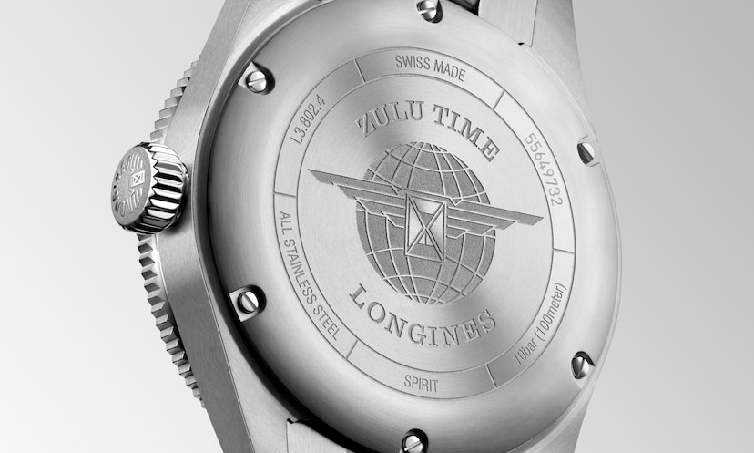 Longines Spirit Zulu Time 39 Gehäuseboden vor grauem Hintergrund