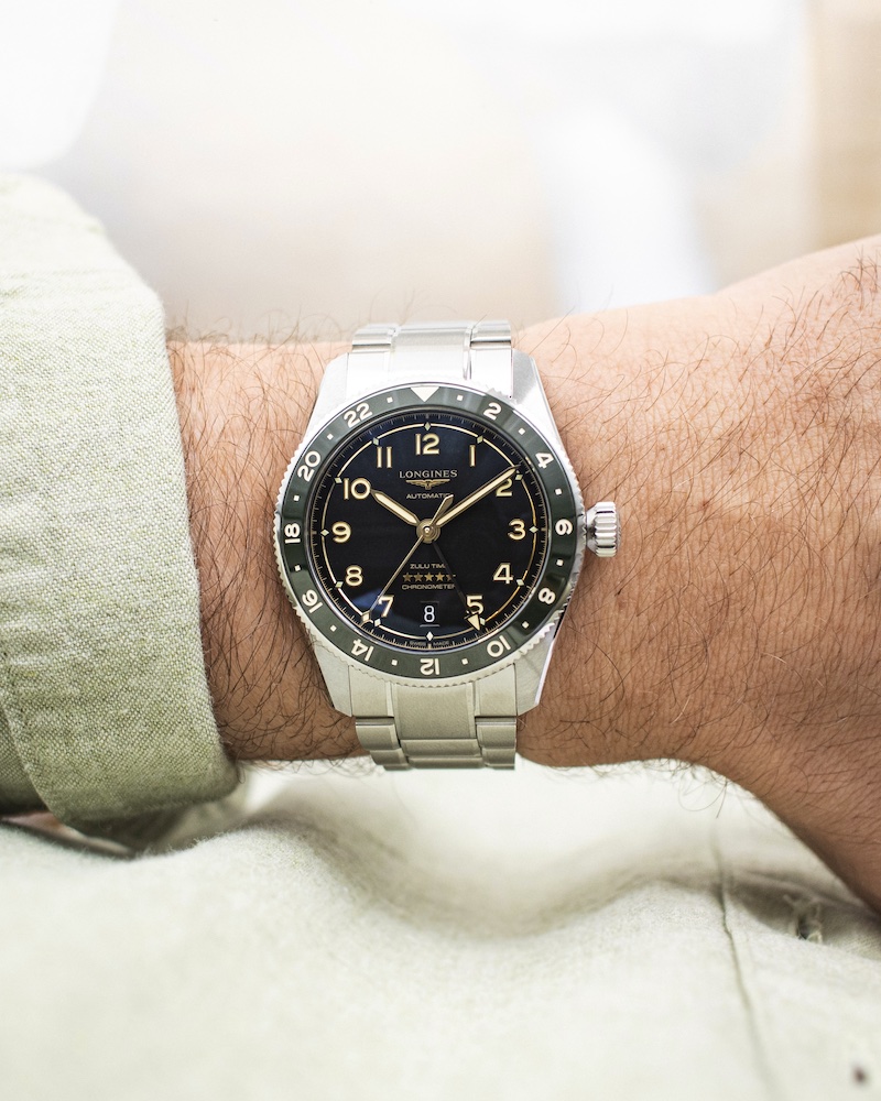 Vorderseite der Longines Spirit Zulu Time 39 Grün am Handgelenk eines Mannes in Nahaufnahme