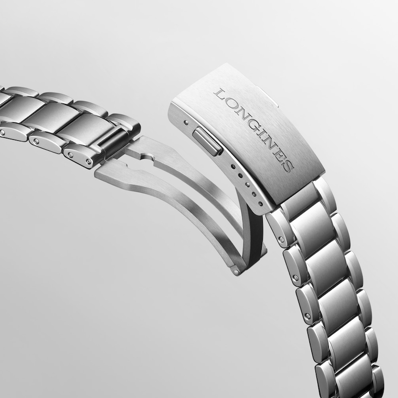 Longines Spirit Zulu Time 39 Band und Schließe vor grauem Hintergrund