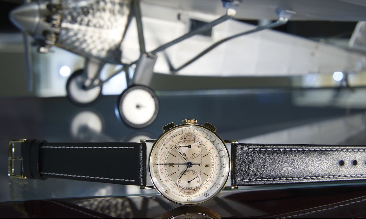 Longines liegend auf schwarzem Untergrund mit Kaliber L13ZN