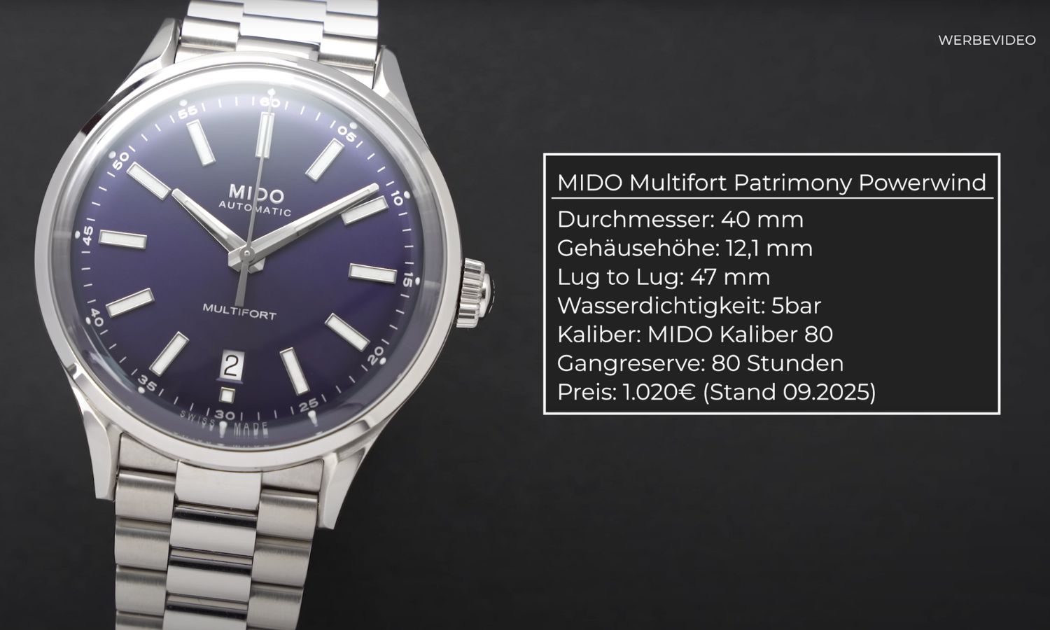 Mido Multifort Patrimony Powerwind mit dunkelblauem Zifferblatt am Edelstahlarmband stehend vor schwarzem Hintergrund mit zusätzlich abgebildetem Datenblatt zu der Uhr