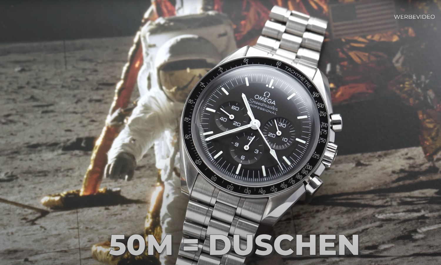 OMEGA Speedmaster Moonwatch Hesalit mit schwarzem Zifferblatt am Edelstahlarmband liegend vor dem Bild eines Astronauten mit Angabe der Wasserdichtigkeit