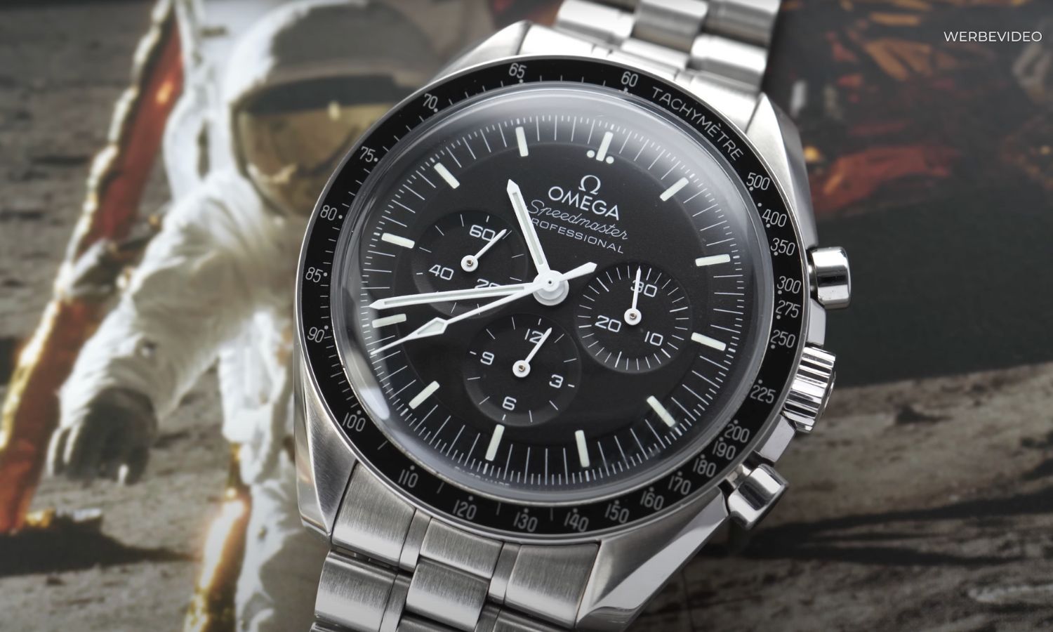 OMEGA Speedmaster Professional Moonwatch Hesalit Referenz 310.30.42.50.01.001 mit schwarzem Zifferblatt am Edelstahlarmband liegend auf einem Bild von einem Astronauten
