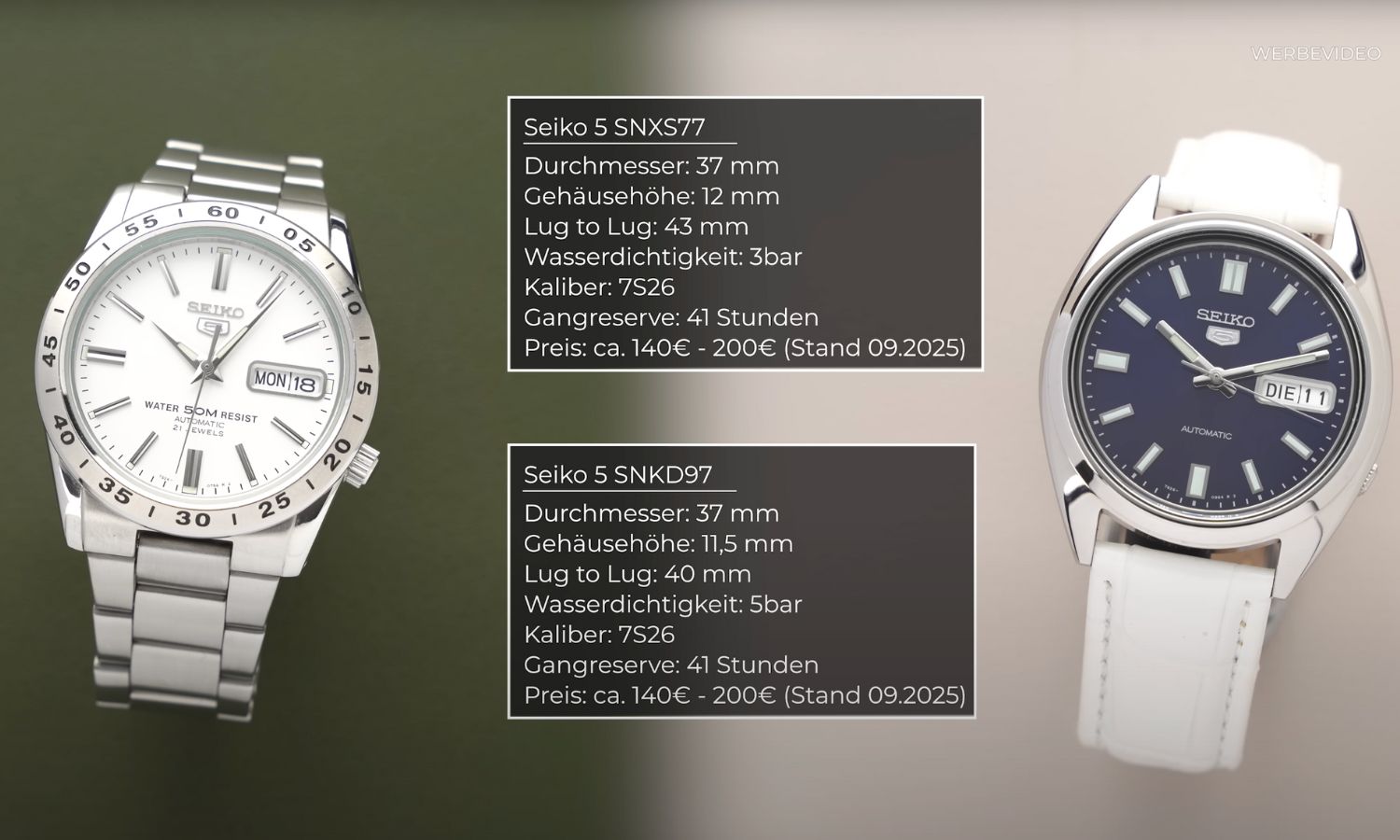 Seiko 5 SNXS77 mit weißem Zifferblatt am Edelstahlarmband stehend vor dunkelgrünem Hintergrund und Seiko 5 SNKD97 mit dunkelblauem Zifferblatt am weißen Lederarmband stehend vor hellgrauem Hintergrund mit zusätzlich abgebildeten Datenblättern zu beiden Uhren